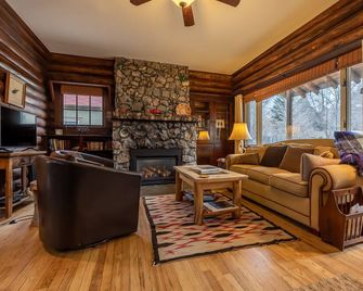 Scout's Rest In Cody - Beautiful Cozy Log Cabin That Sleeps 8! - Cody - Living room
