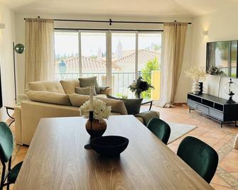 Attractive apartment near the beach and town centre, AC, fibre optic internet - Ferragudo - Essbereich