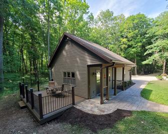 The Esker Ridge Chalet, Pristine Elkhart Solitude - Elkhart Lake - Building