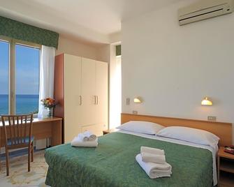 Hotel Delfino - Laigueglia - Bedroom