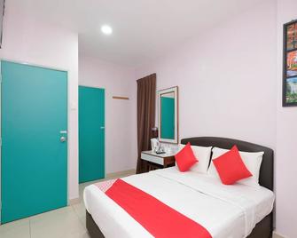 OYO 89877 Sun Triang Hotel - Teriang - Bedroom