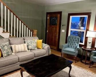 The Vintage Daisy - Pocatello - Living room