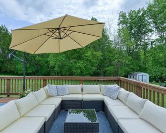 Peaceful, lakeside retreat-private pool, hot tub, private dock, boatslip & more! - Orange - Balcony