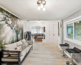 2bd 1ba,pet Friendly, Parking, Patio,outdoor Grill - Irving - Living room