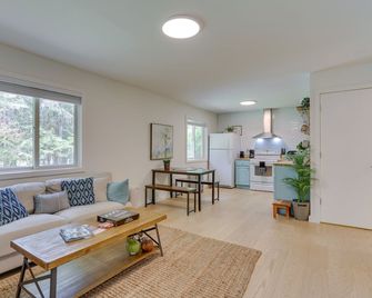 Cozy Swan Lake Apt with Grill and Private Yard - Swan Lake - Living room