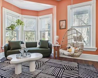 Lakefront Manor MKE - Spacious for groups and steps from beach and downtown - Milwaukee - Sala de estar