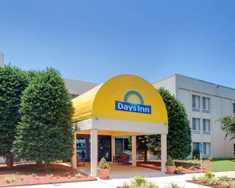 Days Inn by Wyndham Newport News City Center Oyster Point - Newport News - Edificio