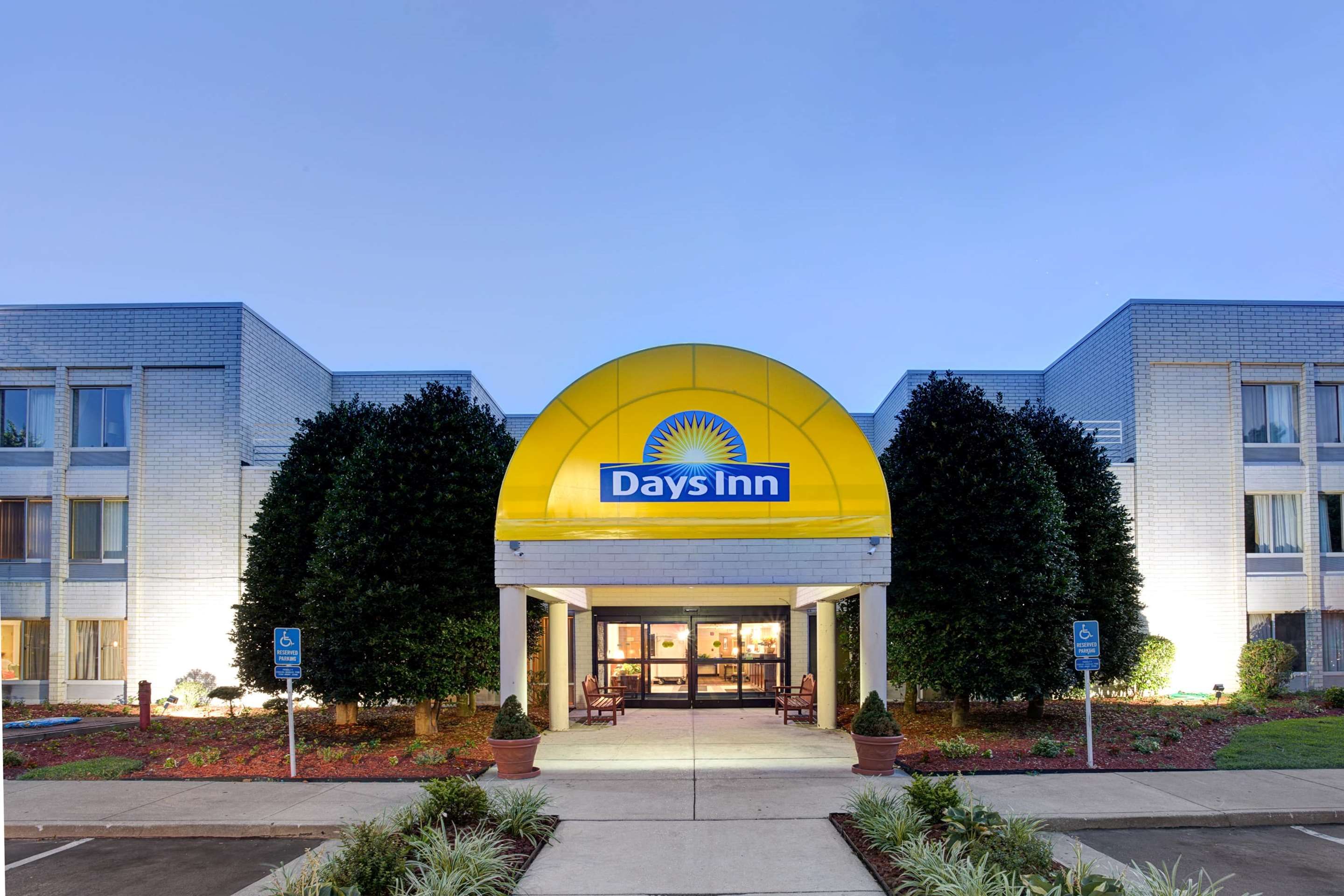 Building view of Days Inn by Wyndham Newport News City Center Oyster Point