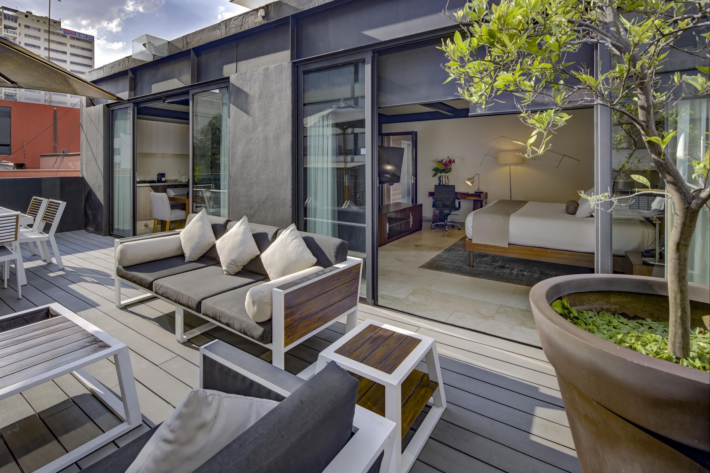 إك جراند سويتس