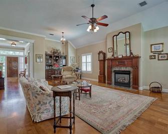 Peaceful, quiet, friendly, seconds from dining, shopping, schools, and commute. - Conroe - Living room
