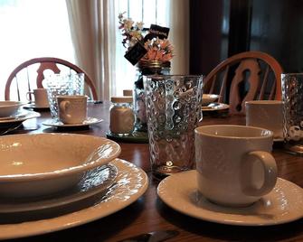 Large 1800s Home in the Heart of Iowa +Walk to Downtown & Attractions +Fireplace - Boone - Dining room