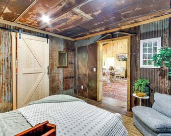 Bbq Ready: Farm-Style Kinston Hideaway W/ Pool - Kinston - Sypialnia