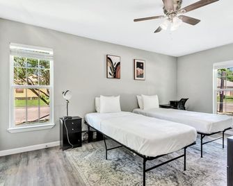 Family-sized 3-BR Home by Downtown Dallas & Art District - Dallas - Bedroom