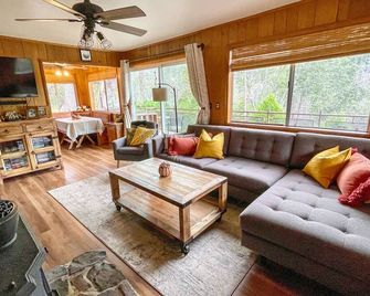 Charming Sequoia National Forest Cabin with Breathtaking Views - Posey - Living room