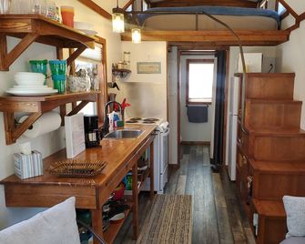Tiny Cabin-Lakefront Perfect Escape for 1 or 2 Guests; King Size Bed in Loft. - Garfield