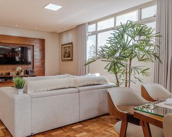 3 Quartos, Perto do metrô, vaga |Brazilian Corner - Belo Horizonte - Living room