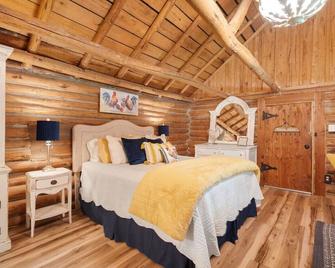 Spring Hill Farm - The Velvet Rooster - Alma - Bedroom