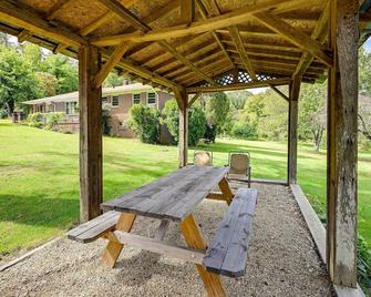 Pet Friendly Home with Hot Tub, Patio and Game Room! - Clayton - Binnenhof