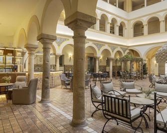 Hotel Ilunion Mérida Palace - Merida - Lobby