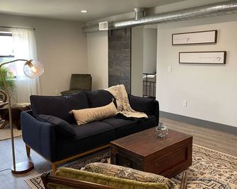 Beautiful Home Downtown West Branch - West Branch - Sala de estar