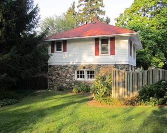 Dancing Tree Guest Suite - Kingsville - Building