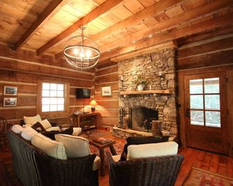 Sarah`s Cabin - Pisgah Forest - Living room