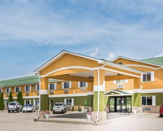 Super 8 by Wyndham Bedford - Bedford - Building