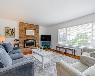 Welcoming beach escape near shopping & dining with fast WiFi, central AC & W/D - Brookings - Living room