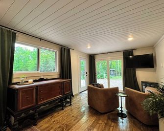 Pet Friendly✦Sauna✦5 min to Lake Superior✦15 min to downtown GM ✦In Maple Forest - Grand Marais - Living room