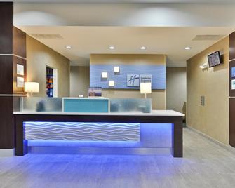 Holiday Inn Express & Suites Forrest City, An IHG Hotel - Forrest City - Front desk