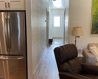 Pet-friendly comfy cottage with a glance at the past. Easy walk to downtown. - Apalachicola - Obývací pokoj