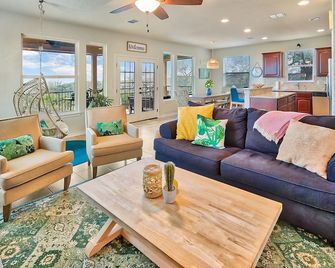 Breathtaking Views and Scenic Terrace - Spectacular Hill Country Escape - Canyon Lake - Huiskamer