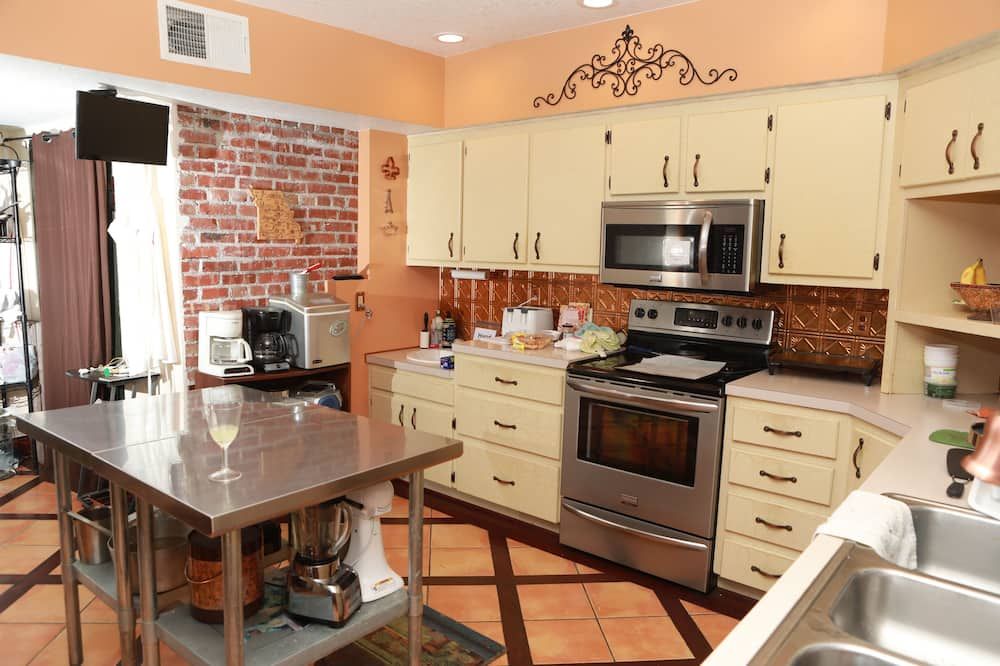 Kitchen view of Woodstock Inn Bed & Breakfast