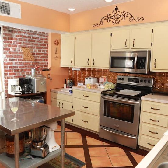 Kitchen view of Woodstock Inn Bed & Breakfast