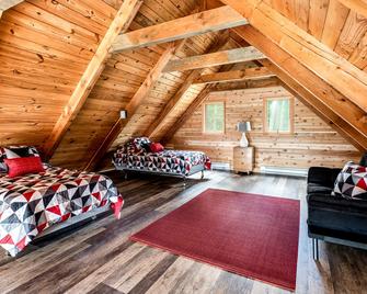 Amazing Views, Hot Tub, Wifi, Deck, & Fire Pit! - Berkeley Springs - Habitación