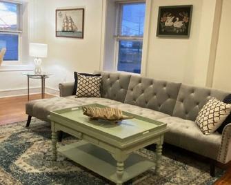 New! Stunning Sea Bright Home, 1 Block To Beach! - Rumson - Living room