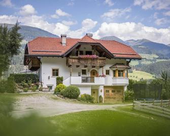 Modern holiday apartment 'Oberplunerhof - Kronplatz' with Wi-Fi and Balcony - Chienes/Kiens - Gebouw