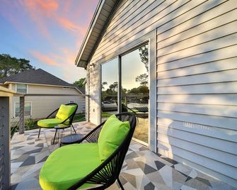 Lakefront Paradise Huge Pool/Spa/Bug Misting Sys/4 Game Tables Incl. Golden T - Willis - Balcony