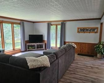 Quiet Country Aire is what we are all about. Relaxing, peaceful, and beautiful! - Medford - Sala de estar