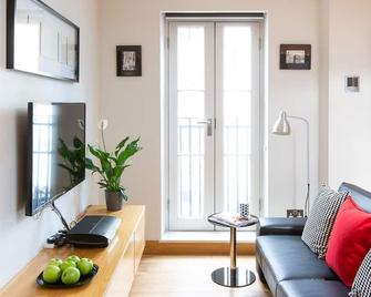Homefromholme St Peters Mews - St. Albans - Living room