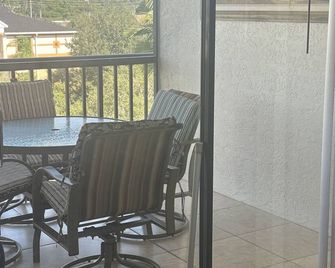 Close to Downtown Ft. Myers - פורט מאיירס - מרפסת