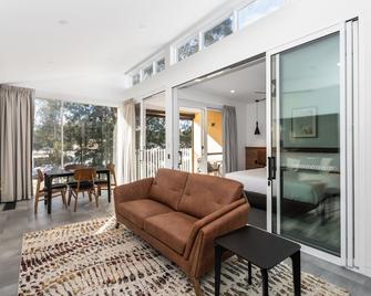 Clare Hillside Apartments - Clare - Living room