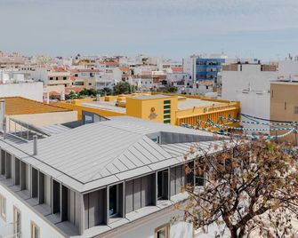 Hostel Conii & Suites Algarve - Quarteira - Vista del exterior