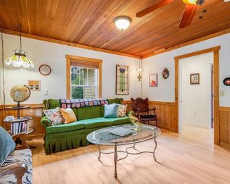 118 - The Willow Tree Bungalow - Fall City - Living room