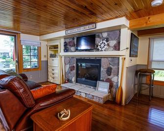 Lazy Daze Lagoon by Simple Life Rentals - Sturgeon Bay - Living room