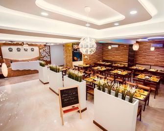 Hotel Rainbow Tower Shamshabad Airport Zone - Shamshabad - Bar
