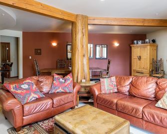 Central Location, Lots Of Space, Hot Tub - Rossland - Living room