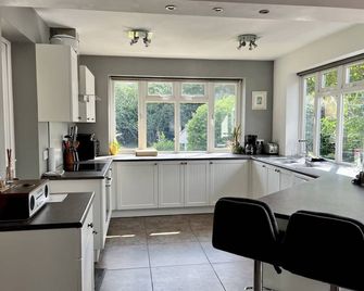 Pass the Keys | Charming 3 bed house with parking and large garden - רדלט - מטבח