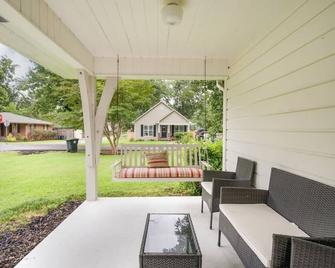 Marvin's Gardens Cottage - Irondale - Patio