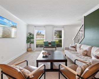 Wellington Equestrian Pool Home - Wellington - Living room